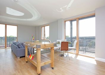 2 Bedrooms Flat to rent in Three Mill Lane, London E3