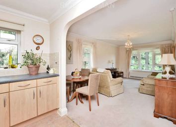 2 Bedrooms Flat for sale in Firs Close, Claygate, Esher KT10