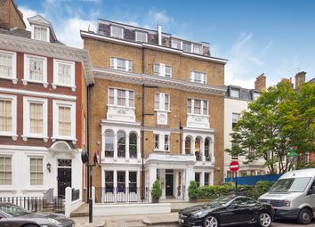 Thumbnail Flat to rent in Kensington Square, London