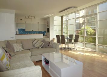 2 Bedrooms Flat to rent in The Watergardens, London E14