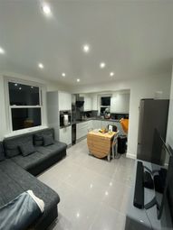 Thumbnail 4 bed flat to rent in Kings Avenue, London