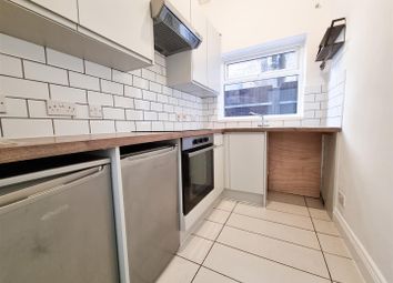 Thumbnail 2 bed flat to rent in Oakfield Road, Croydon