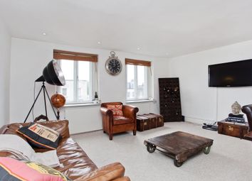 Thumbnail Maisonette to rent in Essex Road, London