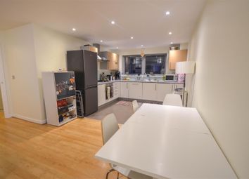 2 Bedrooms Flat to rent in Devons Road, London E3