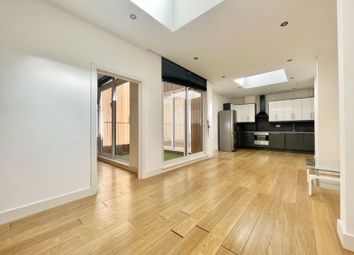 Thumbnail Flat to rent in Holloway Road, London