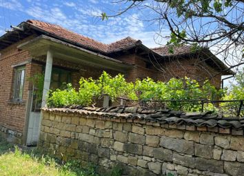 Thumbnail 4 bed country house for sale in Rural House With 6 Rooms, Cellar, 1500m2 Yard, Vines, Well In Vt, Veliko Tarnavo 28km, Bulgaria