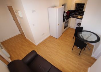 Thumbnail 1 bed flat to rent in West Street, Reading