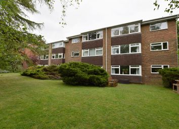 Thumbnail Flat to rent in Oakfield Drive, Reigate