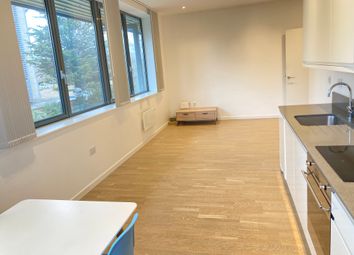 Thumbnail Flat to rent in Very Near The Gsk Building Canal Side, Brentford