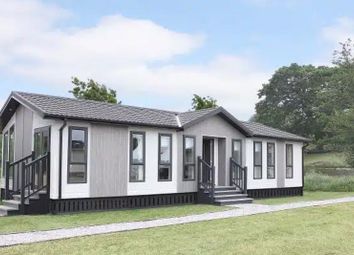 Thumbnail 2 bed mobile/park home for sale in Parkers Lane, Maidens Green, Bracknell
