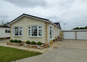 2 Bedrooms Mobile/park home for sale in The High Pines, Parkers Lane, Warfield, Bracknell RG42