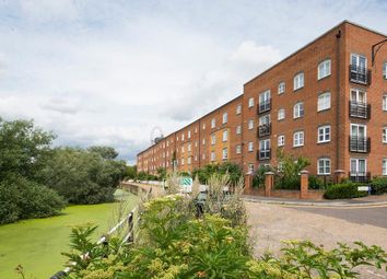 2 Bedrooms Flat to rent in Otter Close, Stratford, London E15