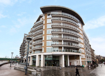 Thumbnail Flat to rent in Benbow House, New Globe Walk, London