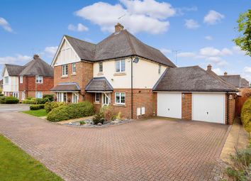 3 Bedrooms Semi-detached house for sale in Rowan Close, Banstead SM7