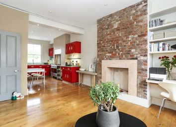 3 Bedrooms Flat for sale in Tytherton Road, London N19