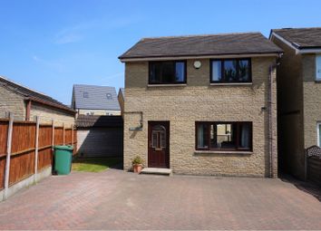 3 Bedrooms Detached house for sale in Romsey Close, Lindley, Huddersfield HD3