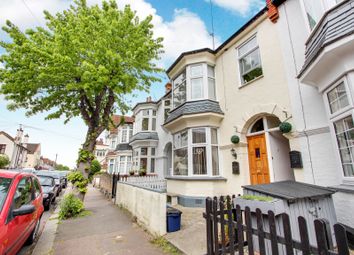 3 Bedrooms Maisonette for sale in Oakleigh Park Drive, Leigh-On-Sea, Essex SS9