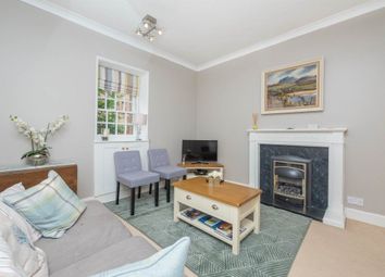 2 Bedrooms Flat to rent in Well Court, Dean Village EH4