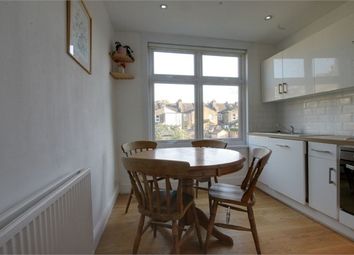 2 Bedrooms Flat to rent in Callis Road, Walthamstow, London E17