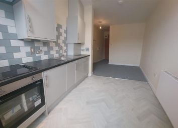 Thumbnail Flat to rent in The Kingsway, Swansea