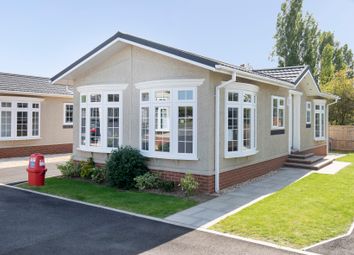 2 bed detached bungalow for sale in Carterton, Oxfordshire OX18
