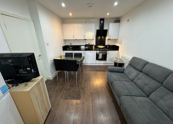 Thumbnail Flat to rent in Clapham Road, London