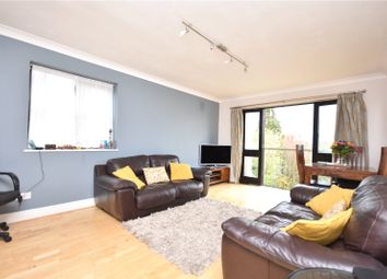 2 Bedrooms Flat to rent in Aidans Court, 110 Friern Park, London N12