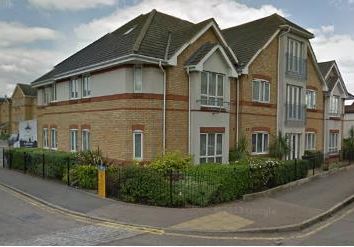 2 Bedrooms Flat to rent in Dominion Close, Hounslow TW3