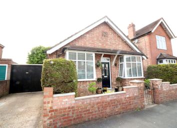 3 Bedrooms Bungalow for sale in South Avenue, Egham TW20
