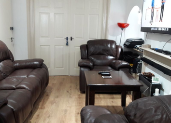 2 Bedrooms Flat to rent in Longhill Road, London SE6