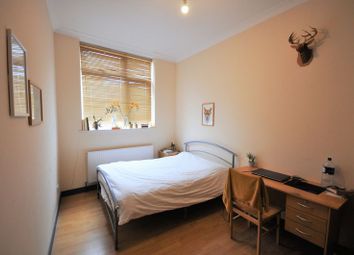 3 Bedrooms Flat to rent in Goldhawk Road, London W12