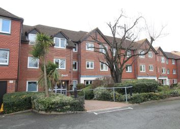 Thumbnail 1 bed flat to rent in Farnham Close, London