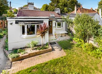 3 Bedrooms Bungalow for sale in Middle Hill, Englefield Green, Egham TW20