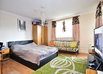2 Bedrooms Flat to rent in Thomas Cribb Mews, London E6