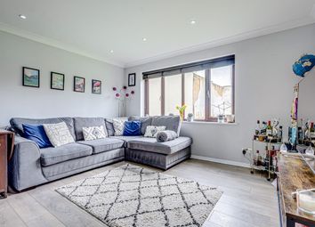 Thumbnail Flat for sale in Queens Avenue, Leigh-On-Sea