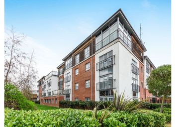 2 Bedrooms Flat for sale in Riverside Close, Romford RM1