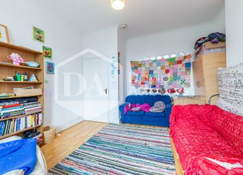 2 Bedrooms Flat to rent in Holloway Road, Archway, London N19