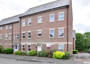 2 Bedrooms Flat for sale in Harwood Close, Pulborough, West Sussex RH20