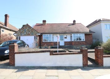 3 Bedrooms Bungalow for sale in Avelon Road, Romford RM5