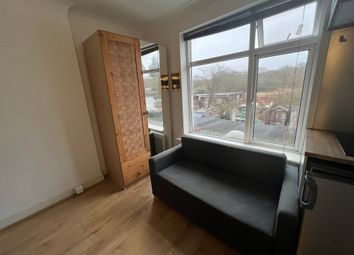 Thumbnail Studio to rent in Great North Way, London