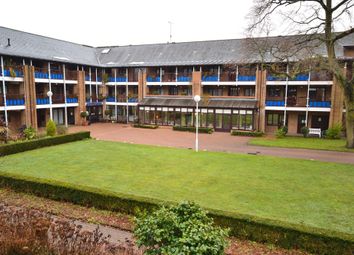 2 Bedrooms Flat for sale in Emmbrook Court, Reading RG6