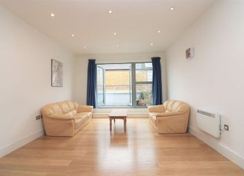 3 Bedrooms Flat to rent in Salmon Lane, London E14
