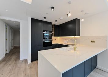 Thumbnail Flat to rent in Siena House, Bollinder Place, London