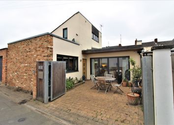 2 Bedroom Detached house for sale