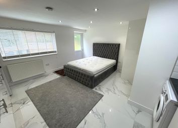 Thumbnail Studio to rent in Kentwood Close, Reading