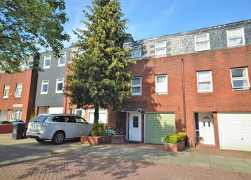 3 Bedrooms Terraced house for sale in Colebrook Way, London N11