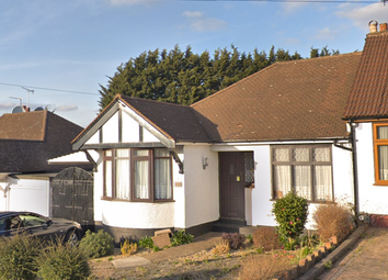 3 Bedrooms Bungalow to rent in Rushden Gardens, Clayhall IG5