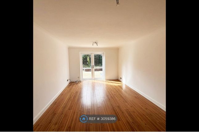 Scriven Court, Willen, Milton Keynes photo 3