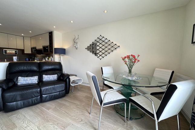 3, Squire Court, Swansea photo 3
