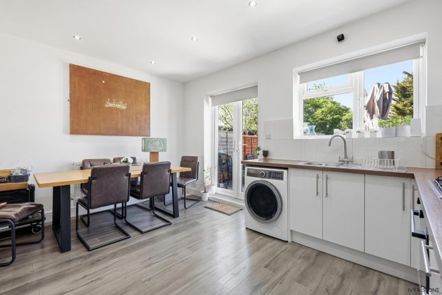 28, Bridport Avenue, Romford photo 4